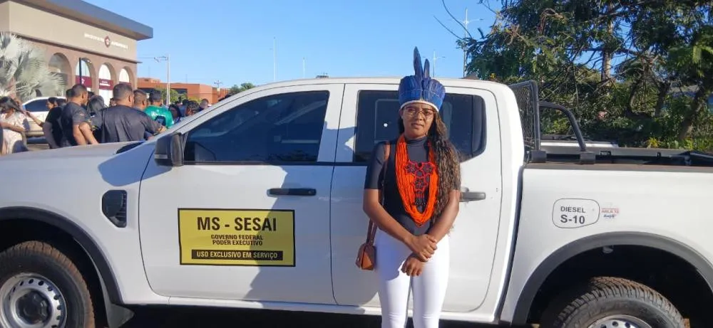 Helena Apinaj&eacute; contou que aprendeu a dirigir aos 10 anos de idade, conduzindo um caminh&atilde;o. Agora, como a primeira mulher ind&iacute;gena motorista da sa&uacute;de ind&iacute;gena no Tocantins, ela afirma estar feliz com a oportunidade e espera inspirar outras mulheres a seguirem a profiss&atilde;o. Foto: Reda&ccedil;&atilde;o | NOT&Iacute;CIA TOCANTINS