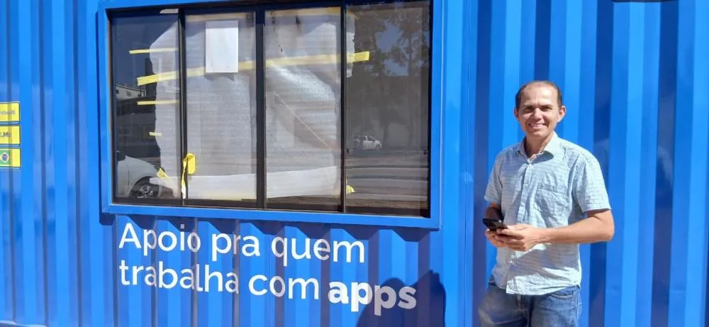 Neilton Saraiva, representante dos motoristas por aplicativo de Palmas, acompanhou a instala&ccedil;&atilde;o do ponto de apoio do programa Parada Certa e comemorou a nova conquista para a categoria. Foto: Reda&ccedil;&atilde;o | NOT&Iacute;CIA TOCANTINS