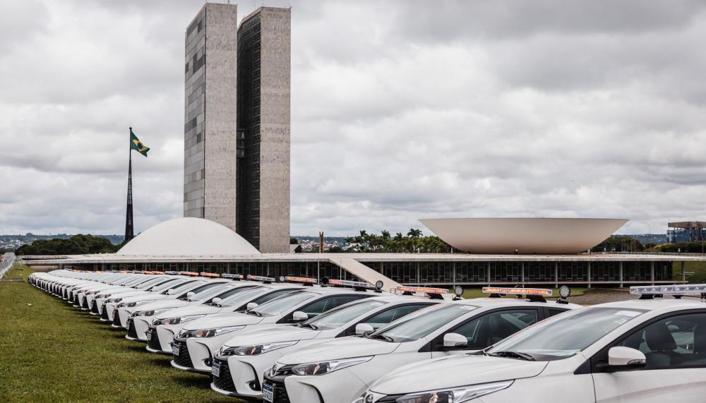 Veículos entregues pelo MJSP a todos os estados dos país posicionados em frente ao Congresso Nacional