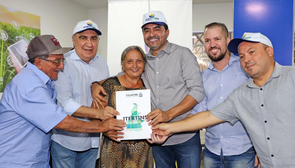 Governador Wanderlei Barbosa entrega títulos definitivos durante a programação da Agrotins 2023