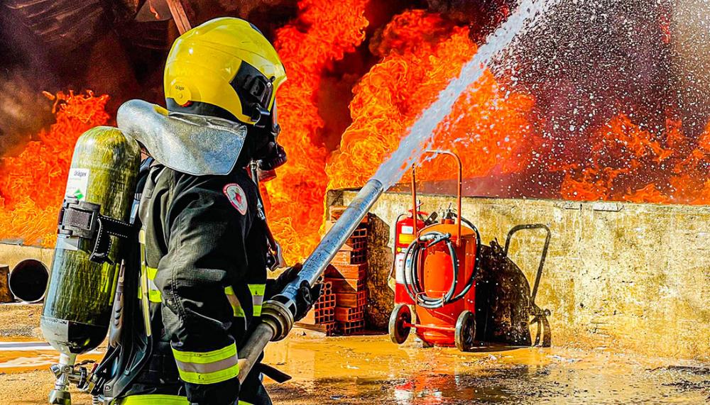 Bombeiros militares em combate a incêndio florestal em Taquaruçu Grande, em Palmas