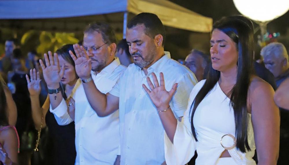 Governador Wanderlei Barbosa e a primeira-dama Karynne Sotero se juntaram ao público para cantar e louvar a Deus