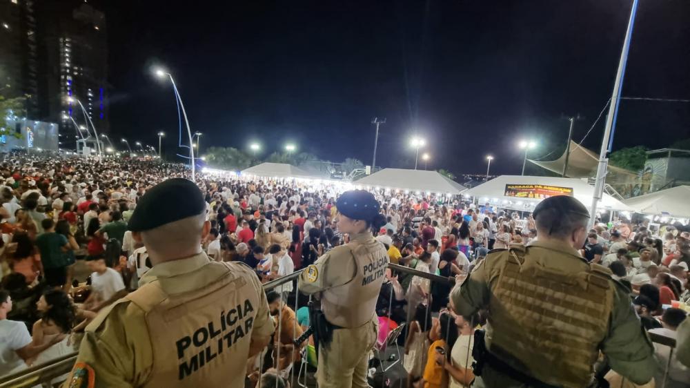 Ação da Polícia Militar durante a festa de Réveillon 2024, praia da Graciosa