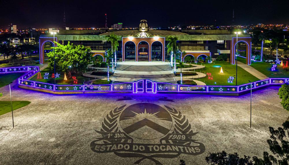Palácio Araguaia brilha com o encanto do Natal, iluminando a Praça dos Girassóis até 6 de janeiro 