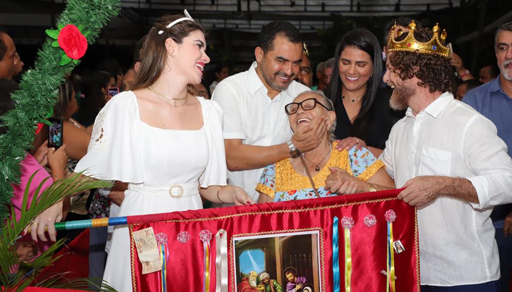 Governador Wanderlei Barbosa e a primeira-dama, Karynne Sotero, participam da cerimônia simbólica da chegada da bandeira na Folia de Santo Reis em Pequizeiro