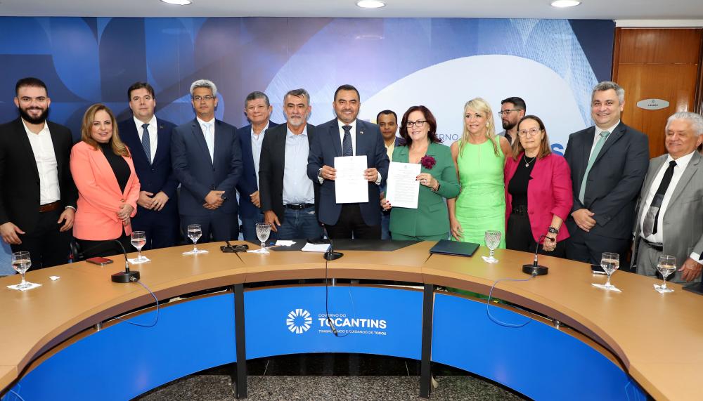 No Palácio Araguaia, Wanderlei Barbosa sancionou a Lei Complementar Nº 153, com a presença do presidente da Aleto, Amélio Cayres, da desembargadora Etelvina Felipe, do procurador-geral de Justiça, Luciano Casaroti, do presidente da OAB-TO, Gedeon Pitaluga