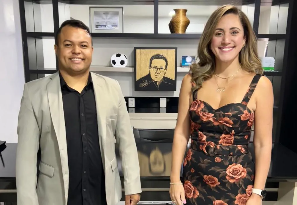 Comunicador Walison Silva e diretora da TV Jovem, Débora Tundela, Foto: Assessoria de comunicação Walison Silva.