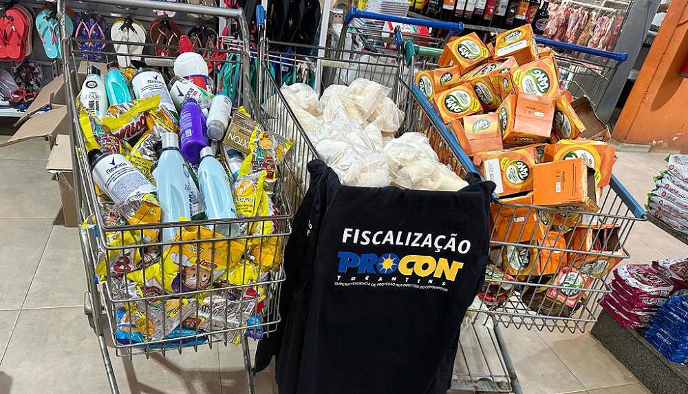 Equipe de fiscais apreendeu ao todo 1.418 produtos, após denúncia de consumidores.