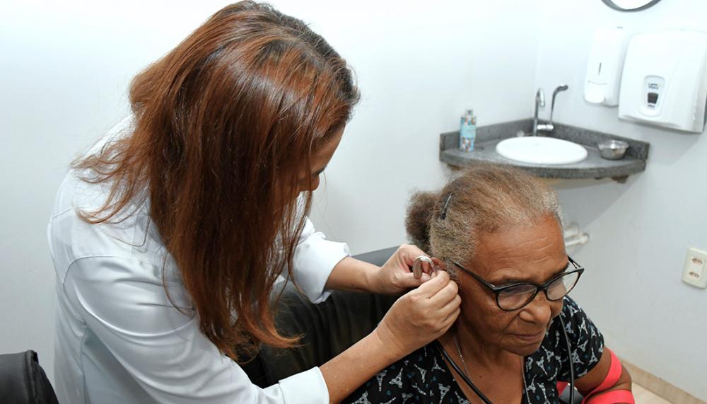 Aposentada, Júlia Correia, de 70 anos, moradora de Colinas do Tocantins foi a primeira beneficiada com aparelho auditivo.