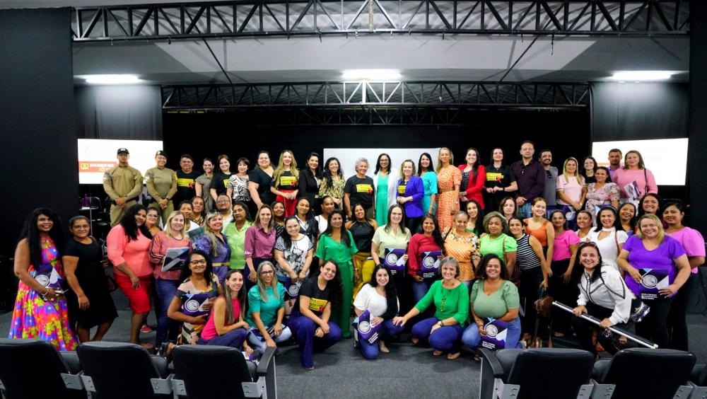 Dezenas de participantes debateram, ao longo de quatro horas, tópicos referentes à violência doméstica e os mecanismos de enfrentamento deste conflito social