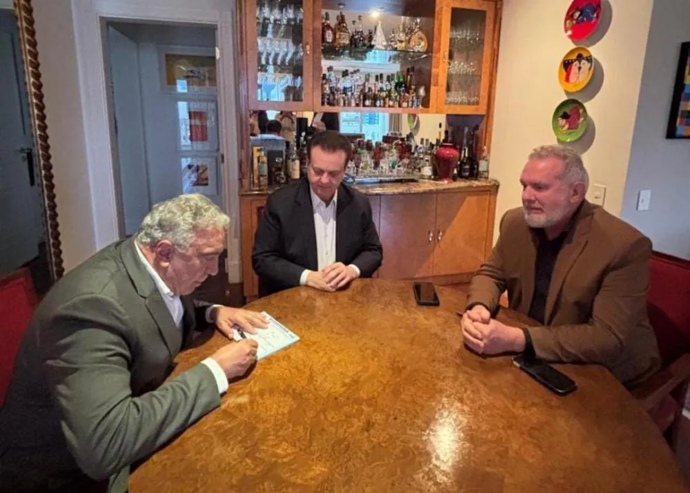 Momento da filiação de Mauro Carlesse ao lado de Laurez Moreira e do presidente nacional do PSD, Gilberto Kassab. Foto: Redes Sociais.