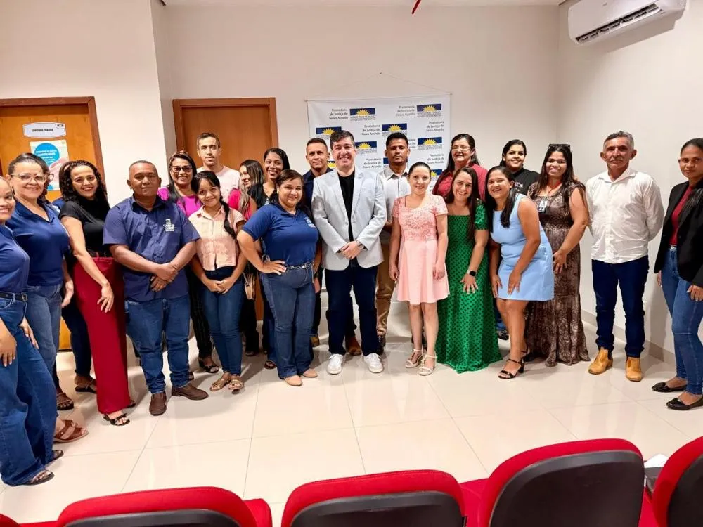 O promotor de Justiça João Edson (ao centro) com os conselheiros tutelares.