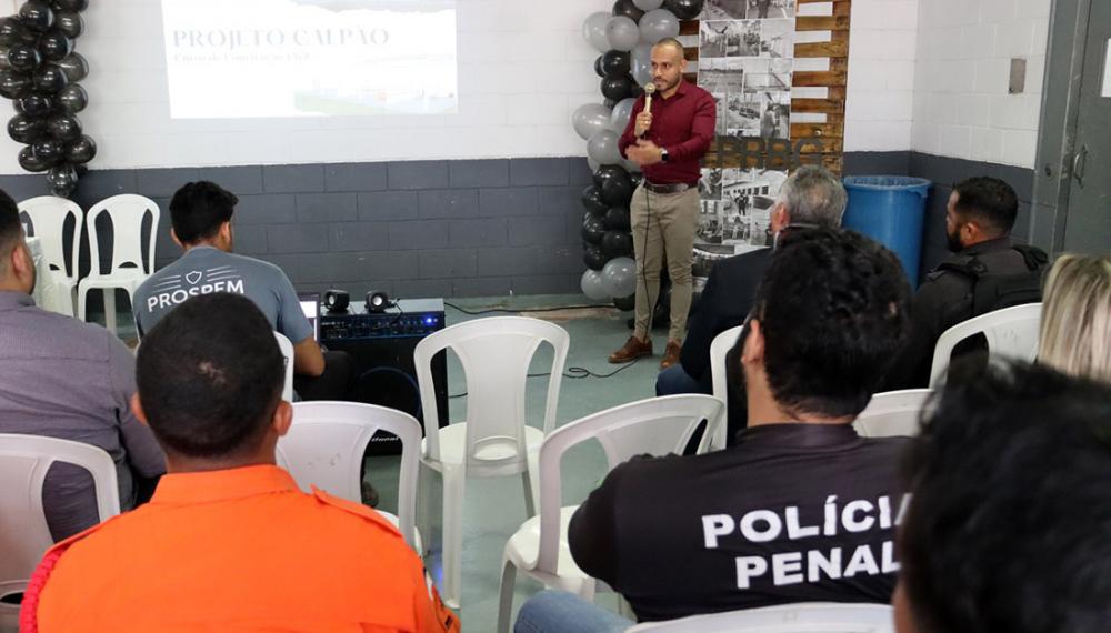 Chefe de Obras da Seciju, Obede Batista apresentou o layout do galpão que será construído pelos cursistas ao final dos módulos 