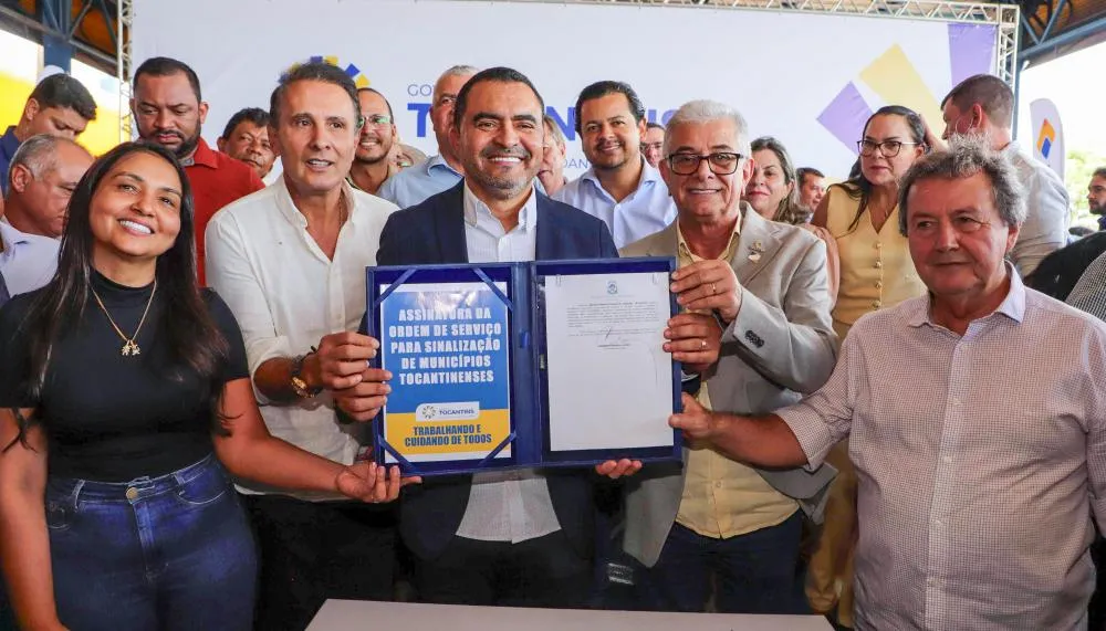 Ordem de Serviço autoriza investimento de quase R$ 15 milhões para implantação e revitalização da sinalização viária em 26 municípios, com início das ações previsto para fevereiro.
