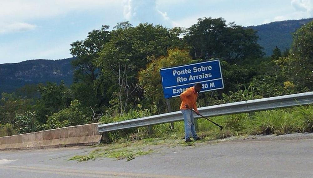 TO-050, trecho de Conceição do Tocantins a Arraias com serviços de tapa-buracos, limpeza de meio-fio e limpeza das pontes nos Rio Arraias e Formoso