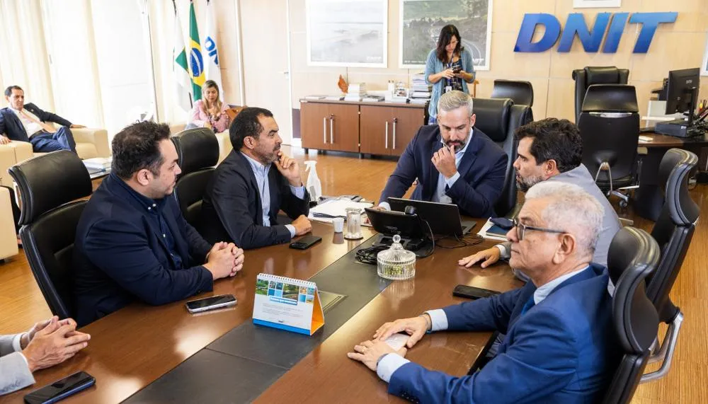 Governo do Tocantins e DNIT durante reunião em Brasília para alinhamento de investimentos federais em rodovias, travessias urbanas e infraestrutura viária no estado