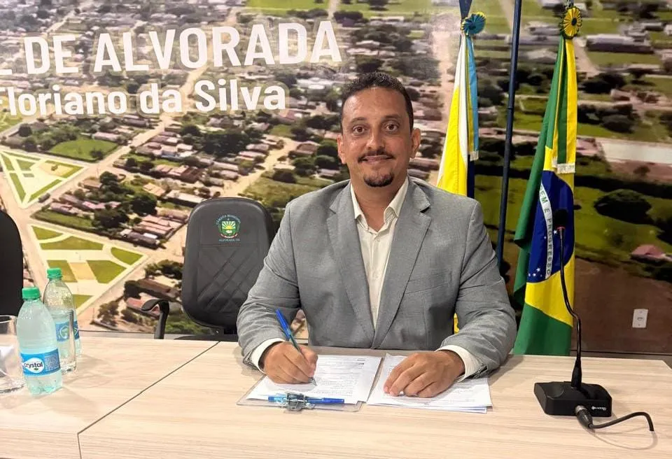 Vereador Dudu durante sessão na Câmara Municipal de Alvorada, quando apresentou as indicações voltadas à segurança em prédios públicos.