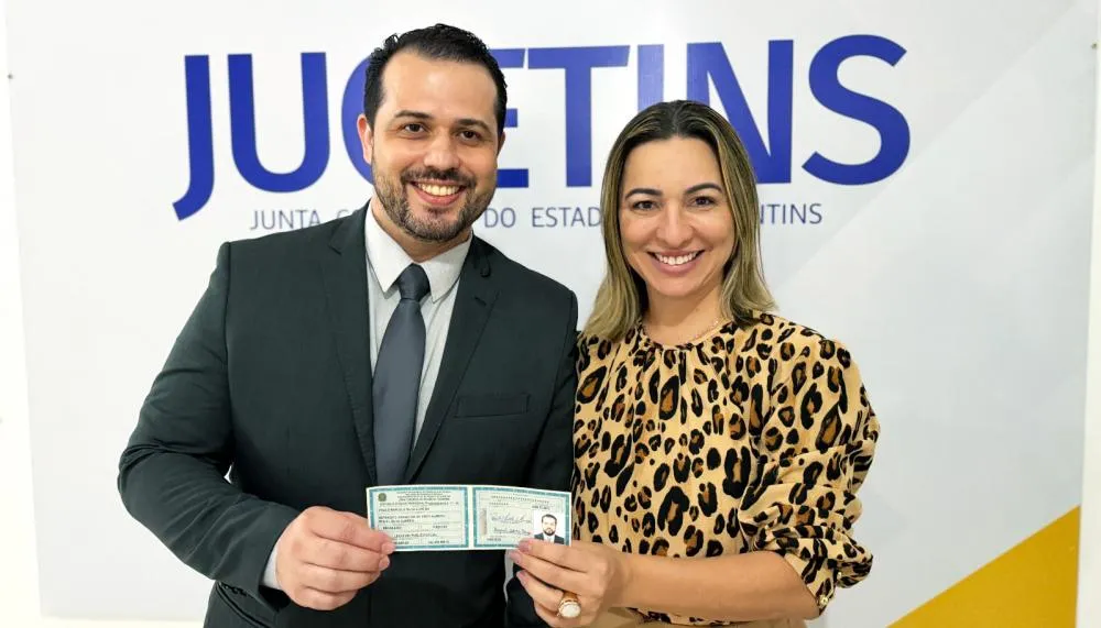 Leiloeiro Paulo Marcelo Silva Almeida recebe da presidente da Jucetins, Raquel Borges, a carteira profissional