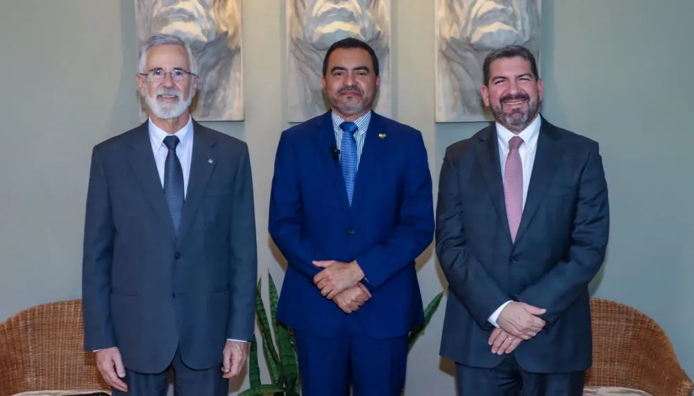 O governador do Tocantins, Wanderlei Barbosa, durante reunião com o embaixador do Brasil no Paraguai, José Antônio Marcondes, e com o ministro-conselheiro da embaixada, Aurimar Jacobino de Barros Nunes, em agenda institucional em Assunção, no Paraguai.