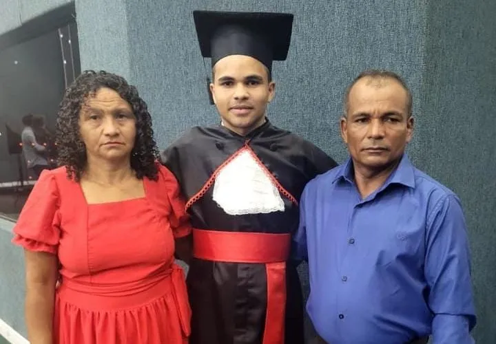 Genilson ao lado dos pais, José e Marli, durante a cerimônia de colação de grau realizada em Palmas. (Foto: Arquivo da família).
