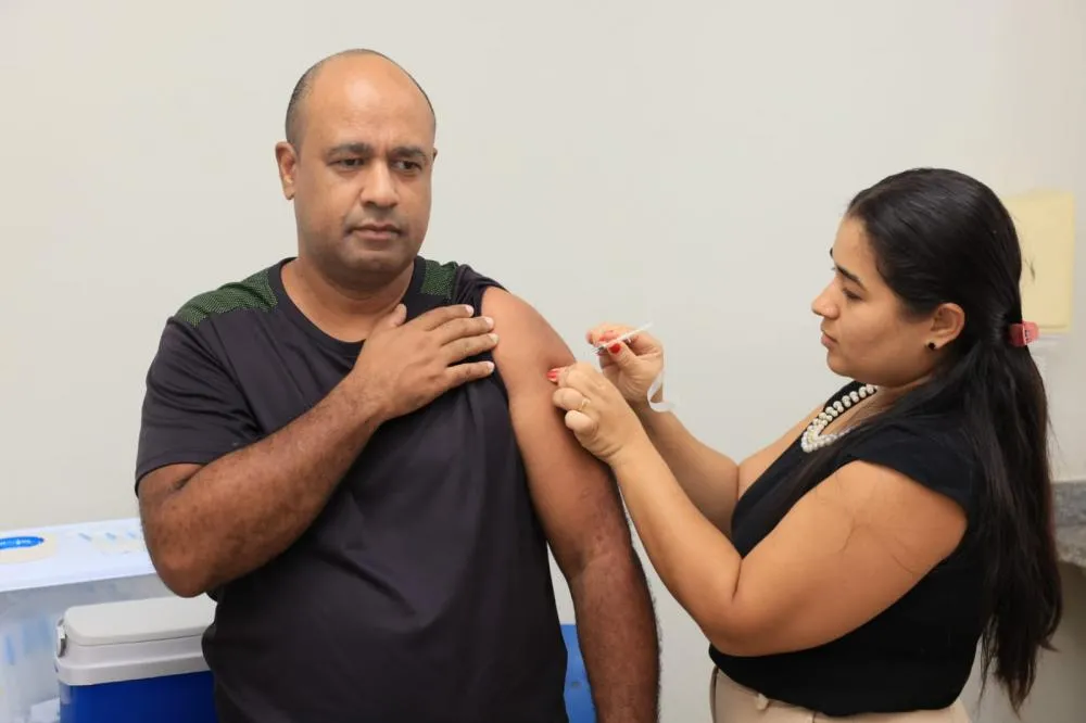 Foram administradas doses de influenza, covid-19 e outros imunizantes que fazem parte do calendário vacinal