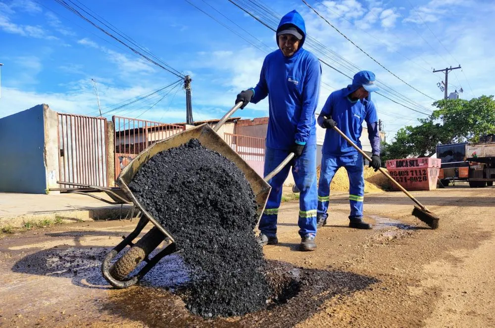 Serviço de tapa-buracos na Arse 111 (1104 Sul), na região central de Palmas