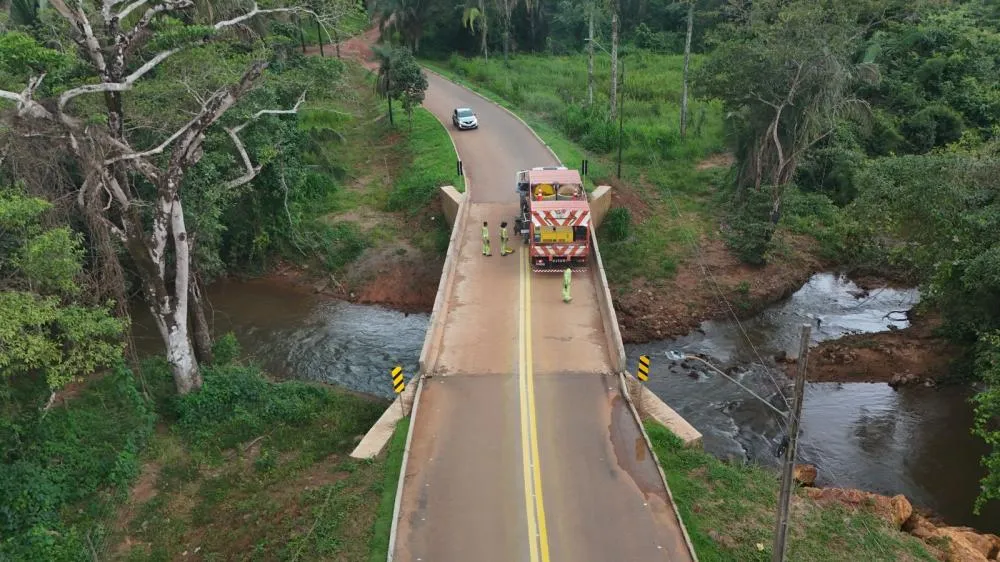 Sinalização horizontal na nova Ponte dos Cruz, no distrito de Taquararuçu