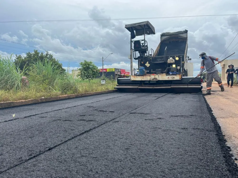 Recapeamento na Avenida Trajano Coelho Neto, no setor Bertaville, nesta segunda-feira, 6