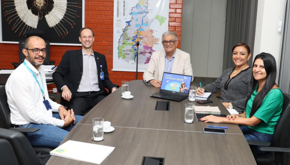 O secretário de Estado do Turismo, Hercy Filho; a secretária executiva, Jocélia Costa; e a superintendente do Turismo, Kleryanne Aguiar, reunidos com o gerente de relacionamento do BB, João Marcos; e o gerente geral da agência Setor Público-TO, Márcio Cor
