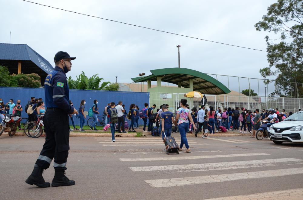 Agentes do departamento de trânsito atuam junto a comunidade escolar 