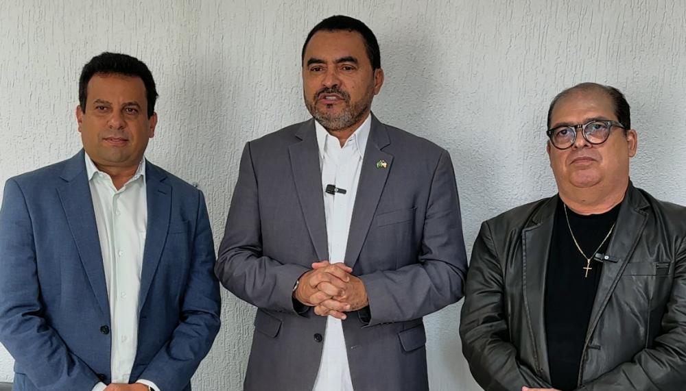 Governador Wanderlei Barbosa, ao lado do presidente da Fapt, Márcio Silveira; e do secretário de Estado da Educação, Fábio Vaz, anuncia o início das aulas do programa Educa Mais Tocantins