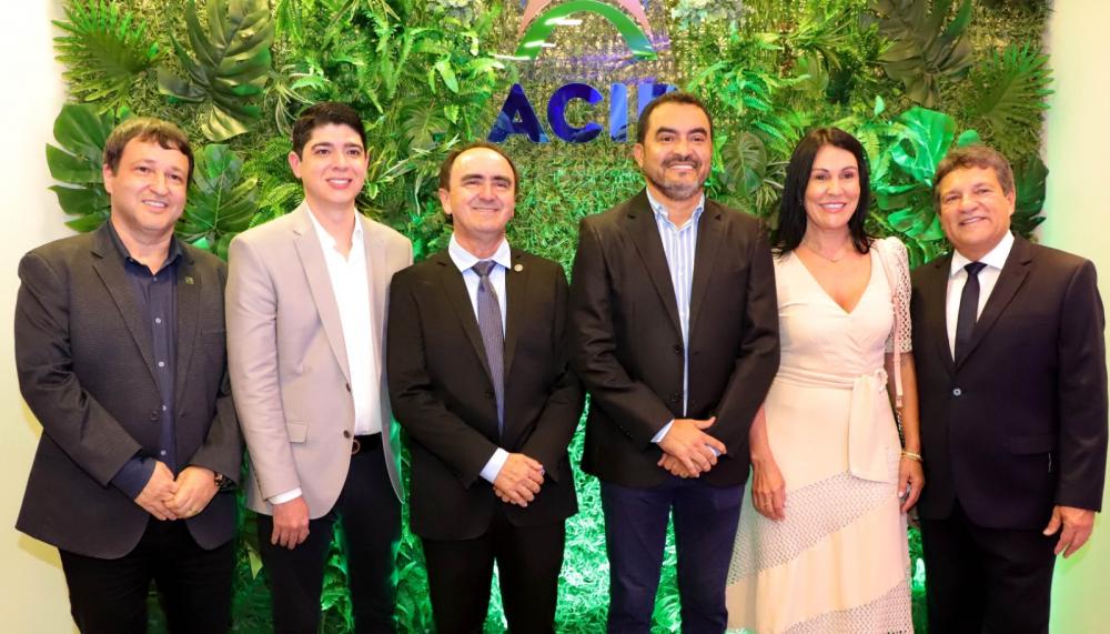 Governador Wanderlei Barbosa com o presidente da Acip, Roberto Bandeira, e líderes empresariais durante posse da Associação