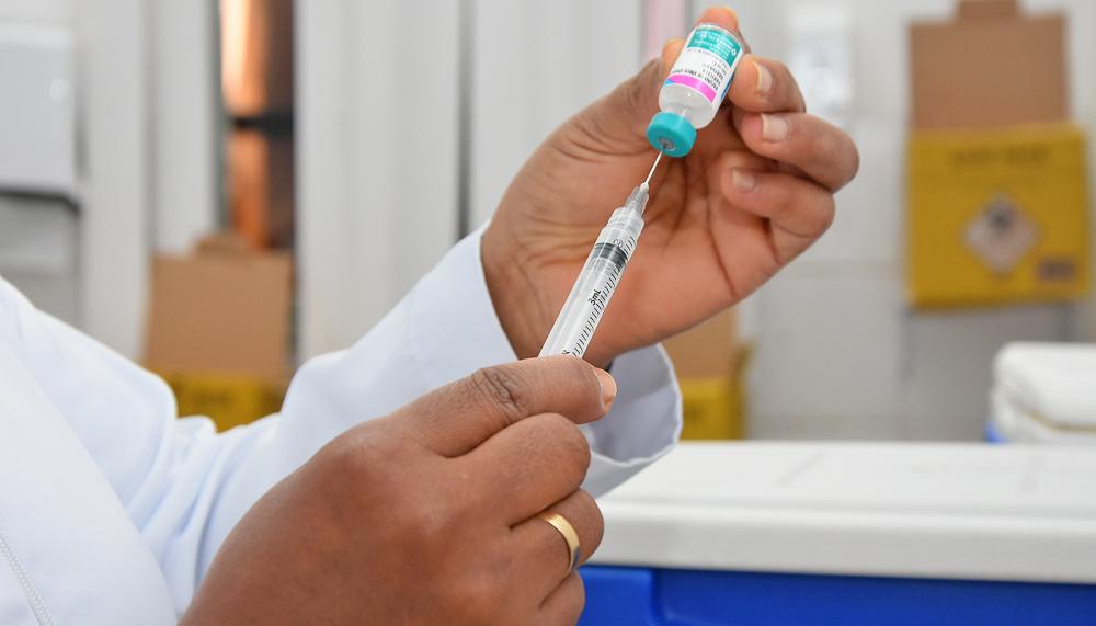 A vacinação é o principal meio de proteção contra a forma grave da covid-19 