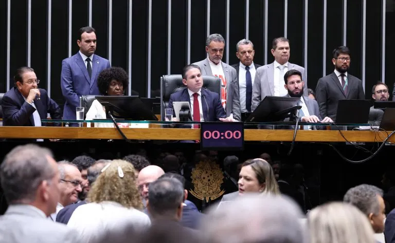 Plenário aprovou em dois turnos o fim da escala 6x1 Fonte: Agência Câmara de Notícias