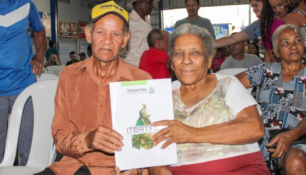 Governo do Tocantins entrega títulos e coloca Combinado como 1º município com área rural totalmente regularizada