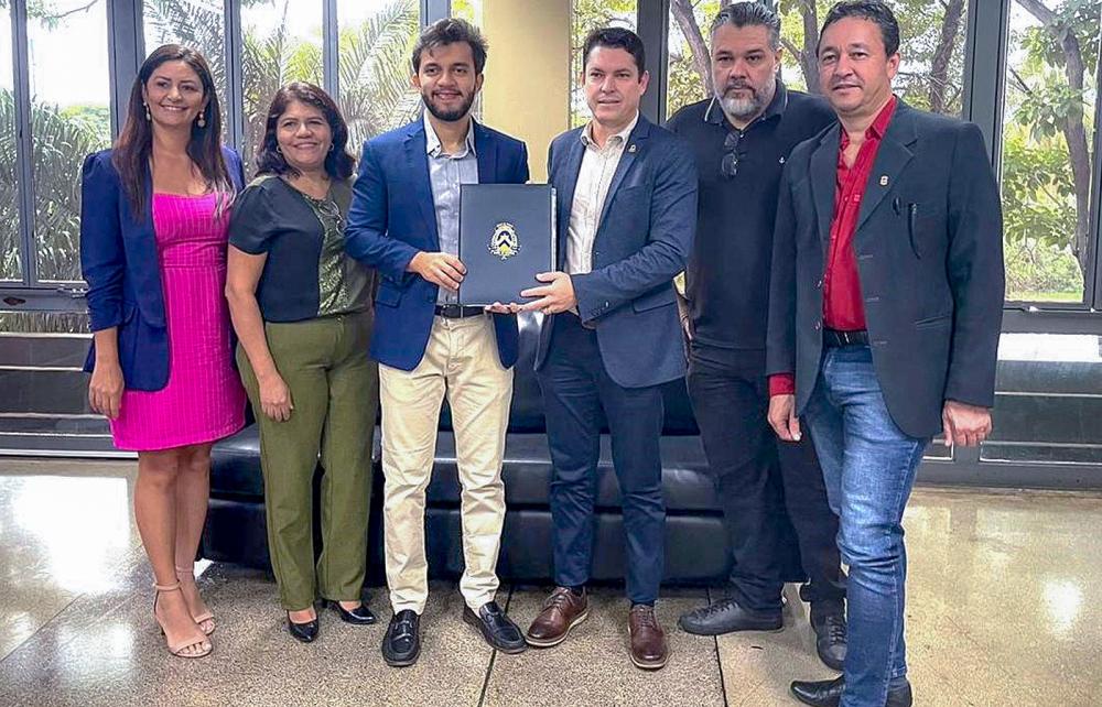 A entrega foi efetuada pelo vice-presidente da ATI, Adams Cirino Gregório, e o gerente de planejamento do órgão ao secretário-chefe da Controladoria