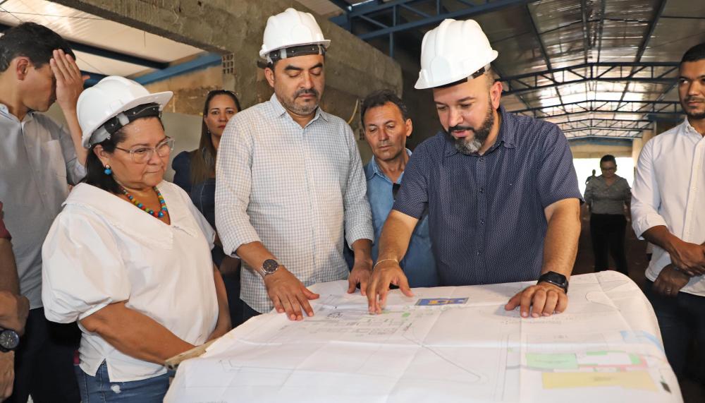 Acompanhado do secretário executivo da Seduc, Edinho Fernandes, o governador Wanderlei Barbosa inspeciona o andamento das obras da escola que beneficiará a população de Buritirana