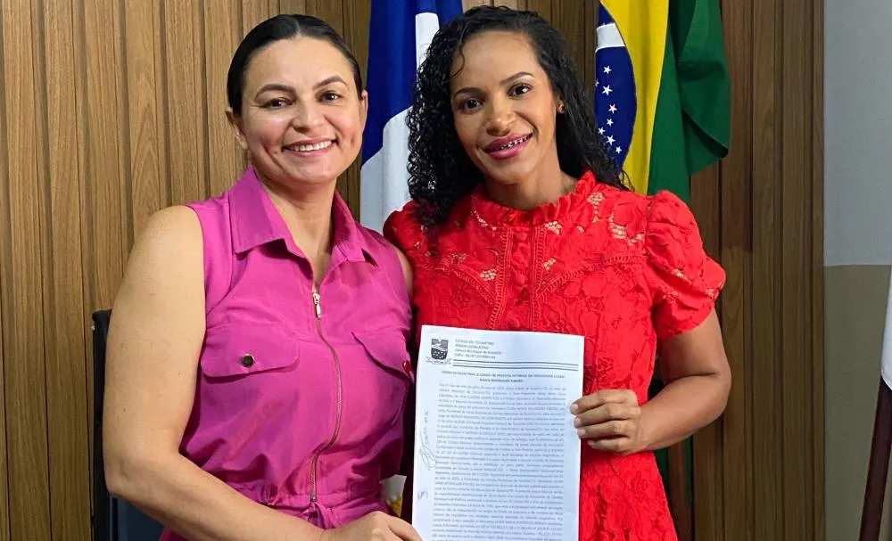 Lilian Maria (à esquerda) e Ana Cláudia Cláudia (à direita) tomaram posse interinamente na manhã desta terça-feira (21), na Câmara Municipal de Goiatins,.