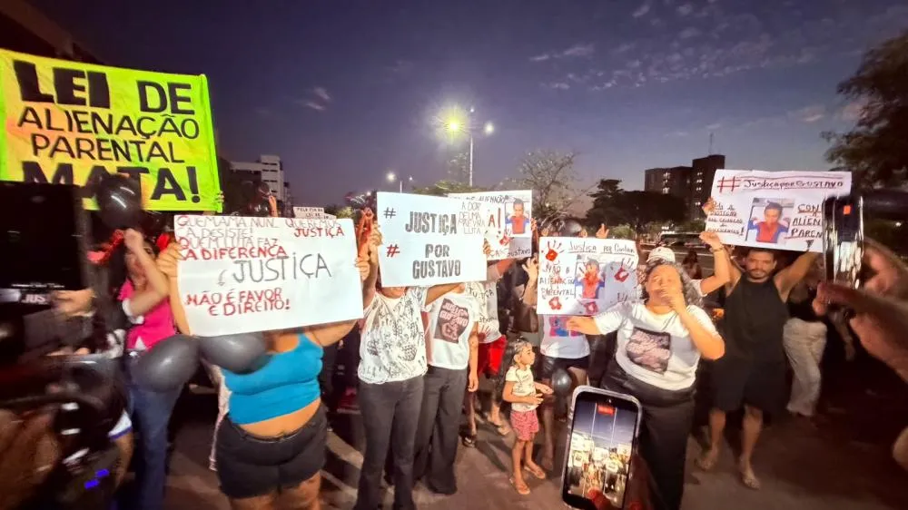 Palmenses vão às ruas em clamor por Justiça por Gustavo e pedem proteção às crianças