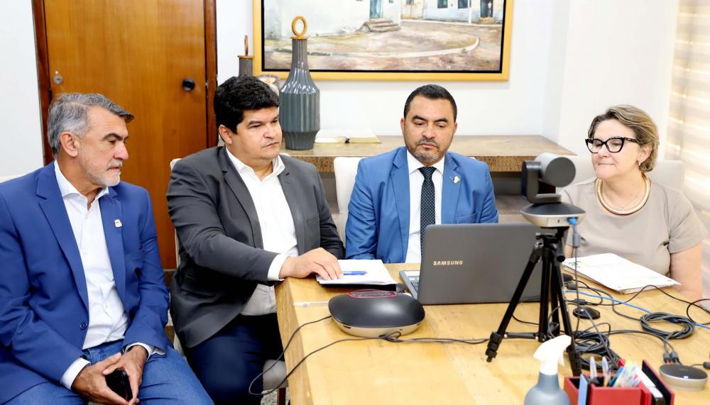 Governador Wanderlei Barbosa; o secretário de Estado da Saúde, Carlos Felinto; e a superintendente de Vigilância em Saúde, Percialina Bezerra, durante reunião virtual do Fórum de Governadores com a ministra da Saúde, Nísia Trindade 
