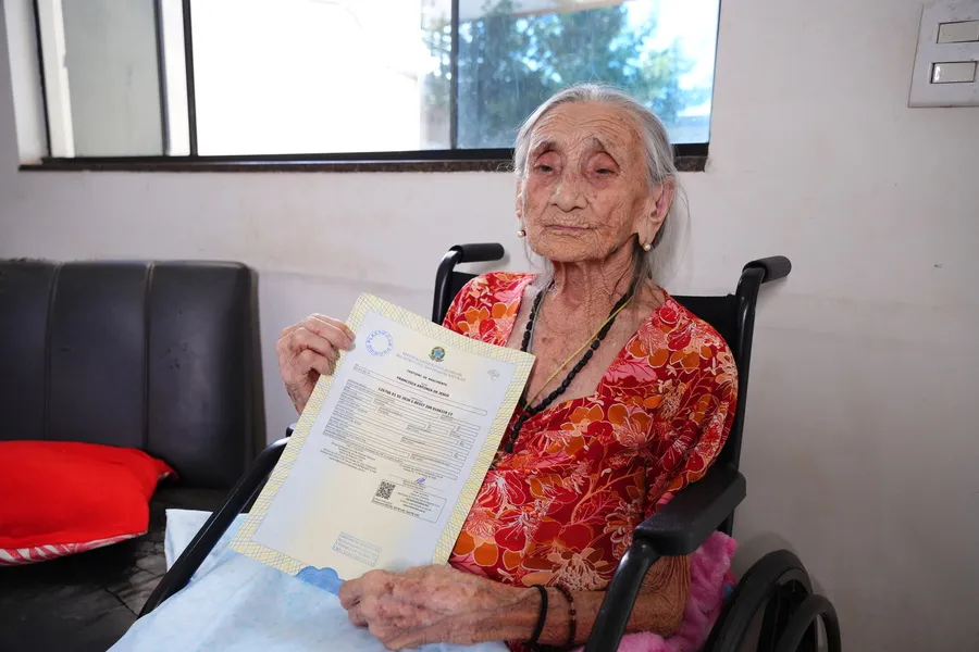 Dona Francisca exibe orgulha sua Certidão de Nascimento, documento que só chegou após mais de um século de vida - Foto: Rafael Batista/Comunicação DPE-TO