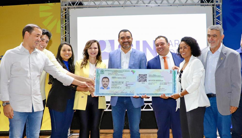 O governador Wanderlei Barbosa recebeu o novo documento das mãos do secretário de Estado da Segurança Pública, Wlademir Mota Oliveira; e da diretora do Instituto de Identificação, Elaine Tonon