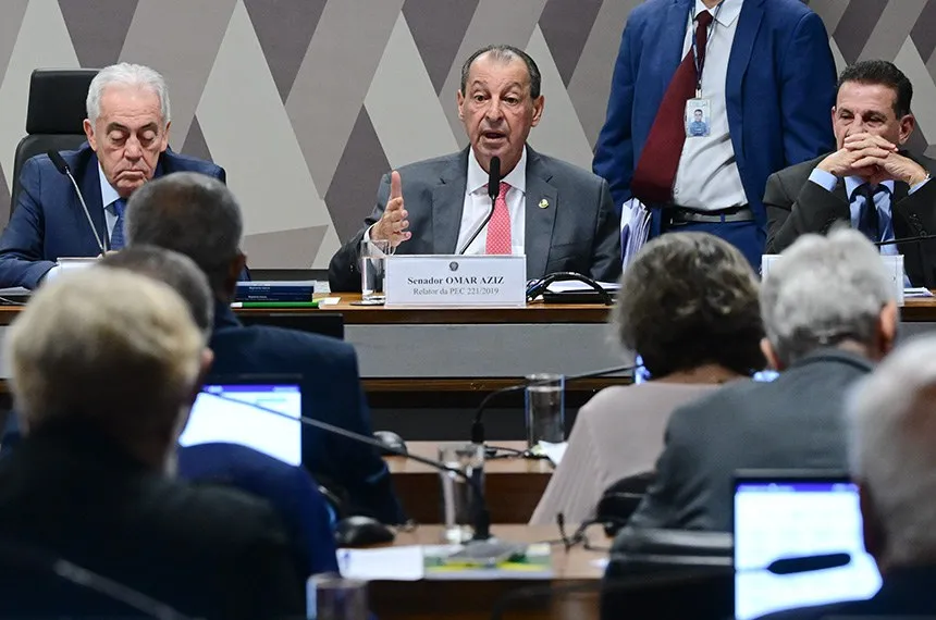 O senador Omar Aziz, relator, se pronuncia na reunião da CCJ Fonte: Agência Senado
