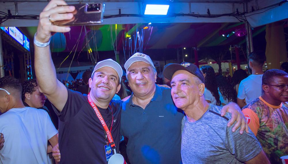 Vice-governador Laurez Moreira marca presença na 3ª noite do carnaval de Dianópolis.