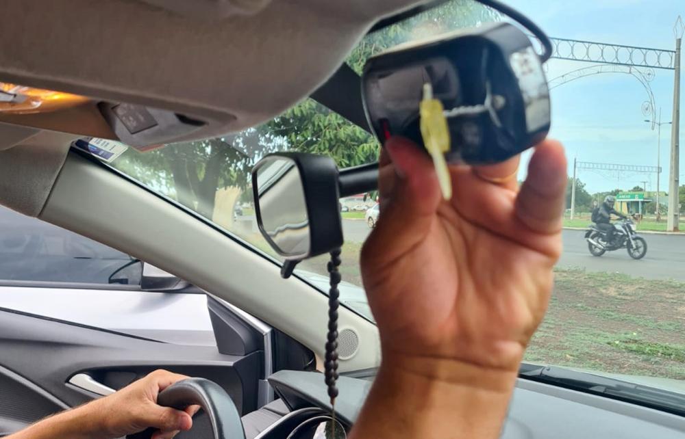 Técnicos da Agência de Metrologia avaliam o estado geral do carro