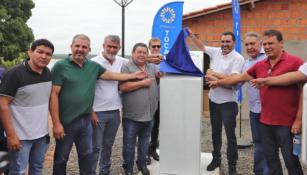 O governador Wanderlei Barbosa inaugurou a TO-202 acompanhado do vice Laurez Moreira, do prefeito de Esperantina, Armando Alencar e aliados políticos