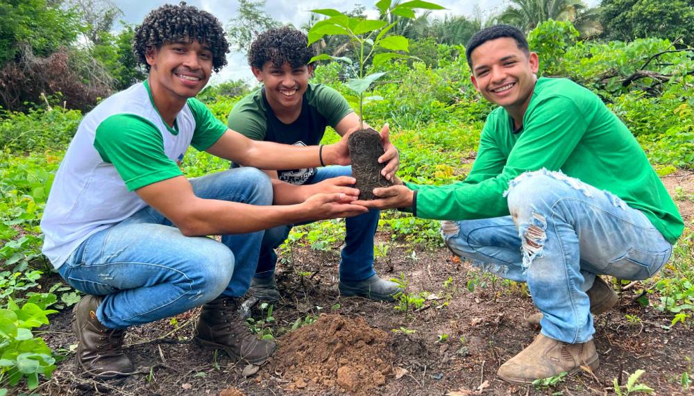 Estudantes da Escola Família do Bico do Papagaio com mudas de espécies nativas a serem plantadas para recuperação de matas ciliares