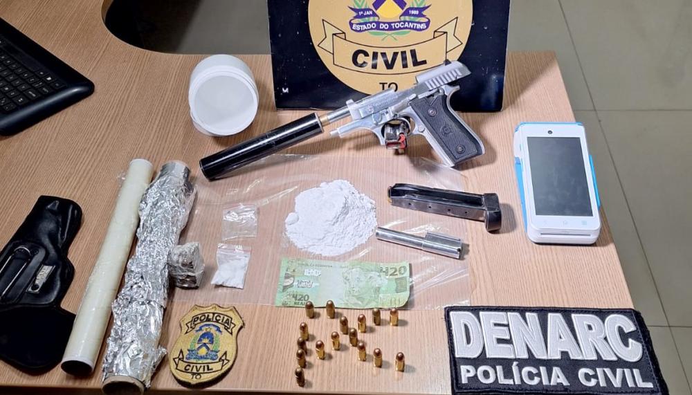 Policiais civis também apreenderam várias porções de cocaína, maconha, bem como uma arma de fogo.