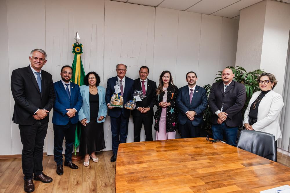 O vice-presidente do Brasil e ministro do MDIC, Geraldo Alckmin, recebeu secretários de estado do governo do Tocantins e a senadora Professora Dorinha