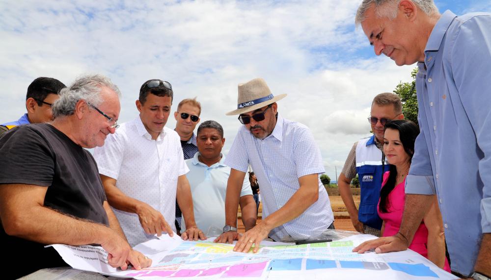 O governador Wanderlei Barbosa visitou as obras de pavimentação em bloquete da Agrotins 2024, nesta sexta-feira, 23